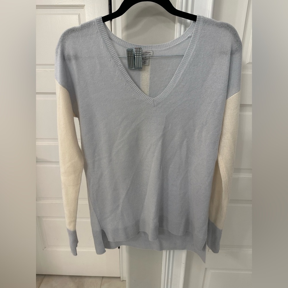 Halogen Women’s M 100% Cashmere V-neck Sweater Colorblock Stripe Blue Cream EUC